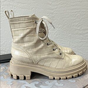 Schutz Egg Shell Croco Womens Rounded Toe Lace Up Fashion Chunky Boots sz 6.5B